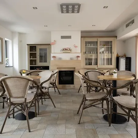 Flamingo Panzio Es Borhaz Bed and Breakfast